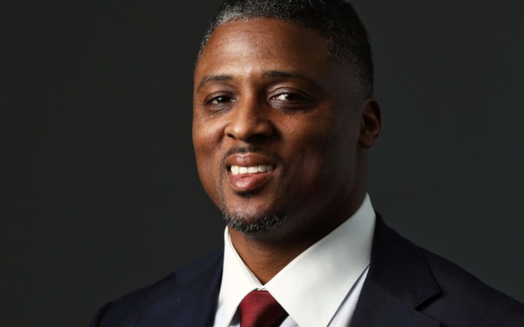 Former NFL Player Warrick Dunn Gives Single Mother a $15,000 Gift